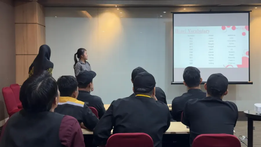 Sambut Tamu Internasional, Brits Hotel Karawang Perkuat Kualitas Hospitality lewat Pelatihan Bahasa Mandarin